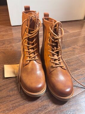 FRYE AND CO. Chesnee Combat Women Caramel Size 9.5 Medium